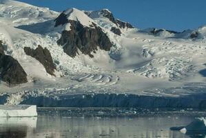 paraíso bahía glaciares y montañas, antártico península, antártida.. foto