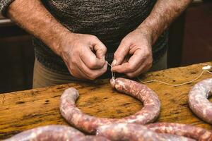 hecho a mano salchicha preparación, argentino tradición, pampa, Patagonia foto