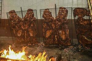 asado parilla, salchicha y vaca costillas, tradicional argentino cocina, Patagonia, argentina. foto