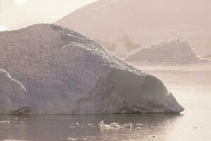 paraíso bahía glaciares y montañas, antártico península, antártida.. foto