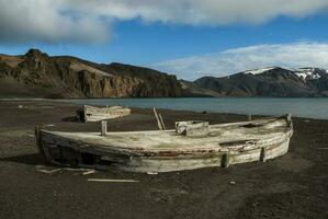 antiguo ballenero barcos en el playa de engaño isla, antartica foto