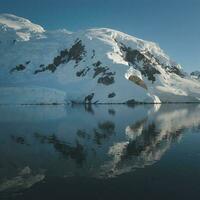paraíso bahía glaciares y montañas, antártico península, antártida.. foto