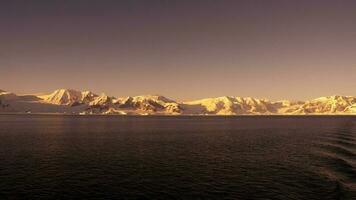 lemaire estrecho costero paisaje, montañas y icebergs, antártico península, Antártida. foto