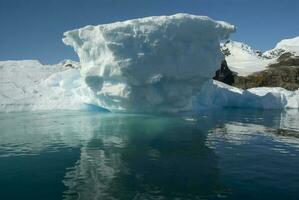 paraíso bahía glaciares y montañas, antártico península, antártida.. foto