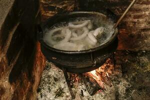 Cocinando blanco sangre embutido, en un hierro cacerola, en un cocina. foto