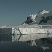 lemaire estrecho costero paisaje, montañas y icebergs, antártico península, Antártida. foto