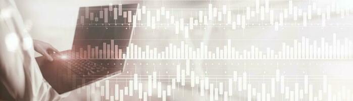 gráfico de velas de volumen análisis bursátil del mercado de valores. personas en los gráficos de fondo. foto