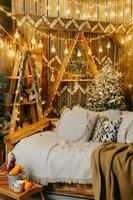 hogar Navidad interior, con un Navidad árbol y un montón de brillante guirnaldas y ligero bombillas preparando para el Navidad fiesta a hogar. foto