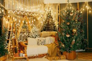hogar Navidad interior, con un Navidad árbol y un montón de brillante guirnaldas y ligero bombillas preparando para el Navidad fiesta a hogar. foto