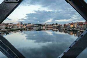 ver desde porto Portugal, enmarcado desde Delaware ponte Luis yo puente. foto