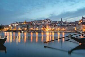el centrar de Oporto, con el dorou y el famoso barcos juni 14 2023. foto