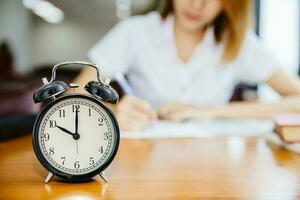 Universidad niña adolescente trabajando con veces reloj aprender con atención concepto foto