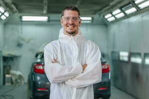 retrato masculino garaje pintor coche pintura color Saco equipo personal trabajador empleado contento sonriente foto