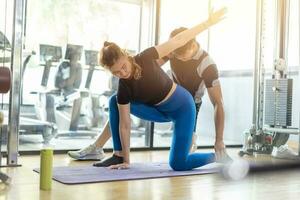 sano mujer con personal entrenador en yoga o pilates cuerpo adelgazar formación clase a deporte club. foto