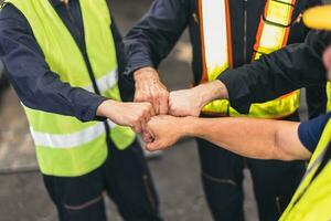 ingeniero equipo trabajador constructor mano golpeando juntos para fuerte trabajo en equipo cooperativa personal foto