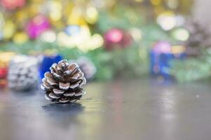 Navidad pino conos en un mesa con Navidad luces foto