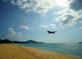 punto de vista de el mar y aviones en mai Khao playa, phuket foto