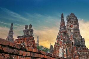 ayutthaya histórico parque, antiguo y hermosa templo en ayutthaya período wat chaiwattanaram, Tailandia foto