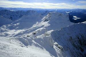 hermosa ver de el alpino picos en invierno foto