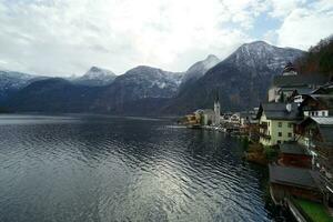 maravilloso ver de el Hallstatt pueblo rodeado por montañas y hermosa naturaleza en invierno foto