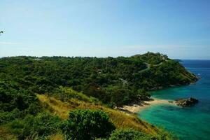 hermosa mar ver punto de laem phromthep en Phuket, Tailandia. foto