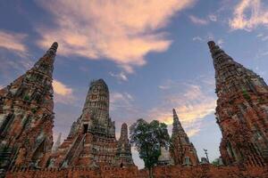 ayutthaya histórico parque, antiguo y hermosa templo en ayutthaya período wat chaiwattanaram, Tailandia foto