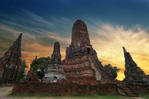 ayutthaya histórico parque, antiguo y hermosa templo en ayutthaya período wat chaiwattanaram, Tailandia foto