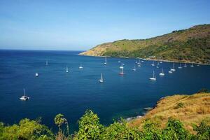 hermosa mar ver punto de laem phromthep en Phuket, Tailandia. foto