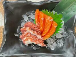 sashimi japonés conjunto comida. salmón, pulpo tentáculos foto