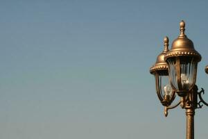 antiguo linterna en el antecedentes de azul cielo foto