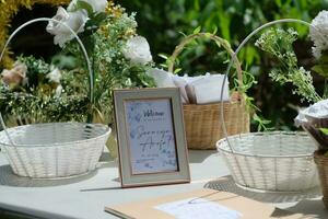 blanco cesta con flores en el mesa. foto