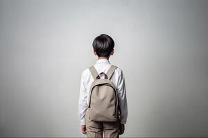 espalda ver de un colegial con un colegio bolsa. ai generado foto