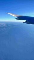 Visão do a céu e nuvens a partir de a avião janela.. video