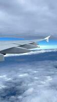 Aussicht von das Himmel und Wolken von ein Flugzeug Fenster.. video