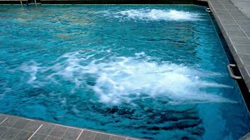 ossigeno nuoto piscina esso è un aria circolazione sistema nel il acqua video