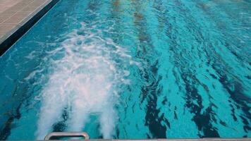 oxígeno nadando piscina eso es un aire circulación sistema en el agua video