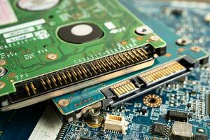 reparación y actualización de la placa base del circuito de portátiles, electrónica, hardware informático y concepto de tecnología. foto