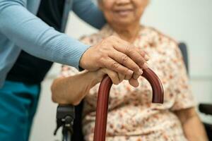 cuidador ayuda asiático mayor mujer paciente con amar, cuidado, animar y empatía a enfermería hospital, sano fuerte médico concepto. foto