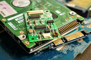 reparación y actualización de la placa base del circuito de portátiles, electrónica, hardware informático y concepto de tecnología. foto
