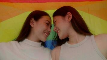 novias Pareja amor sonriente juntos cubierto con arco iris igualdad libertad lgbtq gay orgulloso orgullo. video