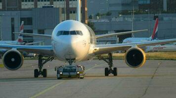 frankfurt am main, deutschland 21. juli 2017 - condor thomas cook boeing 767 d abud abschleppen mit traktor zum service. fraport, frankfurt, deutschland video