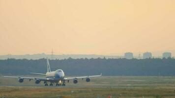 Frankfurt ben hoofd, Duitsland juli 17, 2017 - lucht brug lading boeing 747 vertrek Bij landingsbaan 07r. fraport, Frankfurt, Duitsland video