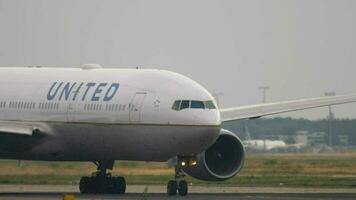 frankfurt am main, tyskland 19 juli 2017 - United Airlines Boeing 777 vänder sig till start före avgång. fraport, frankfurt, tyskland video