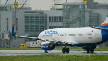 Düsseldorf, Tyskland juli 24, 2017 - sunexpress boeing 737 tc snv taxning innan avresa på regn. Düsseldorf flygplats, Tyskland video