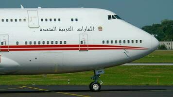 Düsseldorf, Alemania julio 22, 2017 - unido árabe emiratos real vuelo boeing 747 a6 mmm rodaje antes de partida. dusseldorf aeropuerto video