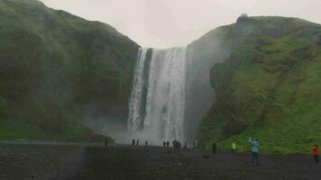 cascata Skogafoss dentro Islândia video