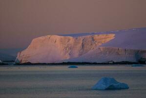 lemaire estrecho costero paisaje, montañas y icebergs, antártico península, Antártida. foto