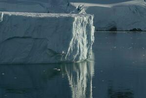 lemaire estrecho costero paisaje, montañas y icebergs, antártico península, Antártida. foto