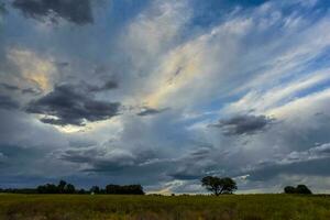 Tormentoso cielo debido a lluvia en el argentino campo, la pampa provincia, Patagonia, argentina. foto