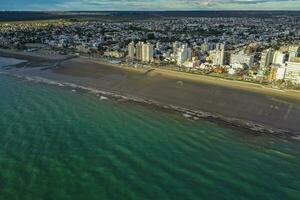 puerto madryn ciudad, Entrada portal a el península valdés natural reservar, mundo patrimonio sitio, Patagonia, argentina. foto